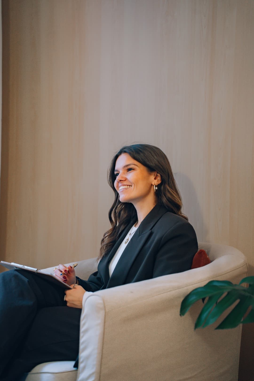 Aitana Barreda sonriendo en la consulta